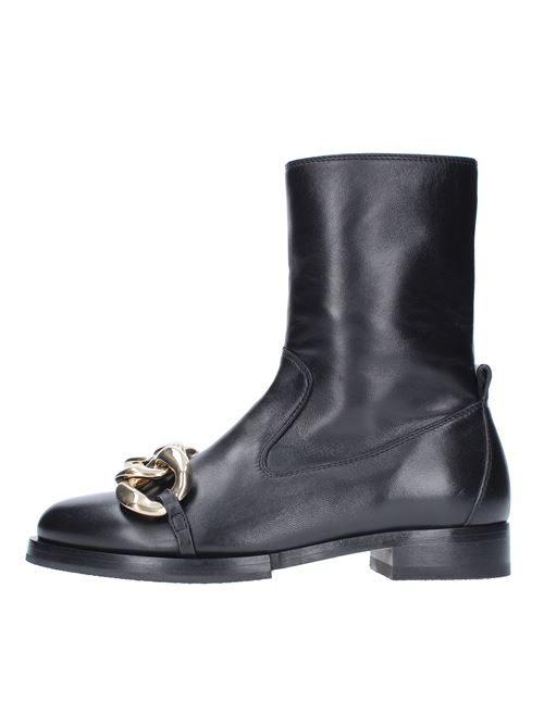Leather ankle boots with gold-colored chain N°21 | 21ISP0243NERO