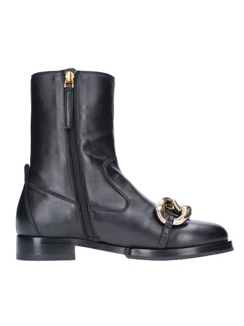 Leather ankle boots with gold-colored chain N°21 | 21ISP0243NERO