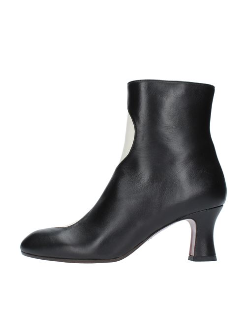 Leather ankle boots model AKEMI CHIE MIHARA | AKEMIBEIGE-NERO