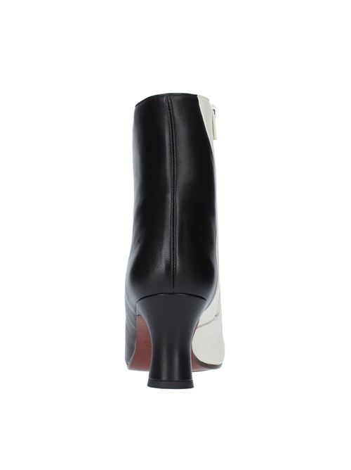 Leather ankle boots model AKEMI CHIE MIHARA | AKEMIBEIGE-NERO