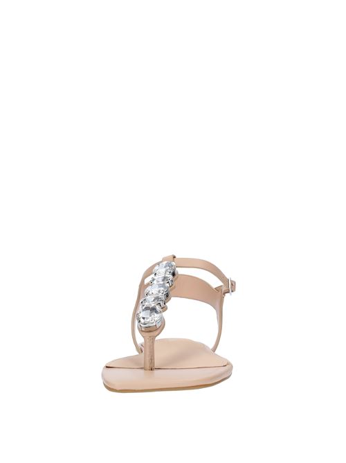 Flat thong sandals made of leather and rhinestones GUESS | FL6SEFLEA21CREAM