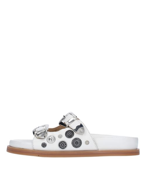 Flat leather and studded sandals STRATEGIA | F42BIANCO
