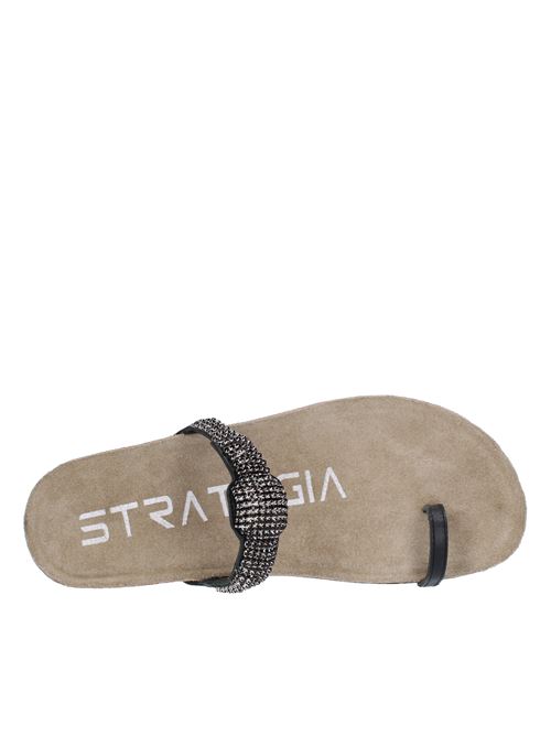 Flat thong sandals in leather and rhinestones STRATEGIA | S22NERO