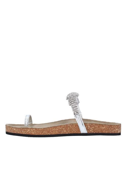 Flat thong sandals made of leather and rhinestones STRATEGIA | S22SILVER
