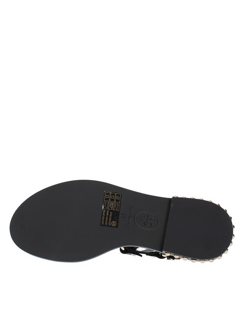 Sandali flat modello PATSY in pelle e borchie ASH | PATSY01NERO